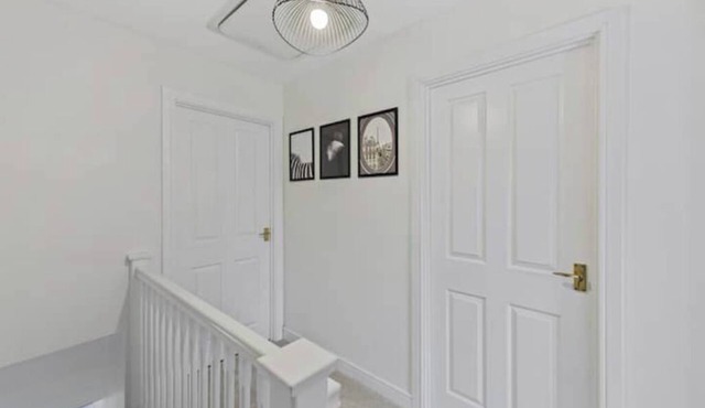 Beautiful new house | Free parking | Sleeps 8 | Via the M6