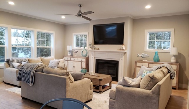 Beautiful new Lake House Pets & Kids friendly with beach access!