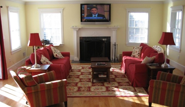 Beautiful New Luxury Home, Short Walk to Town