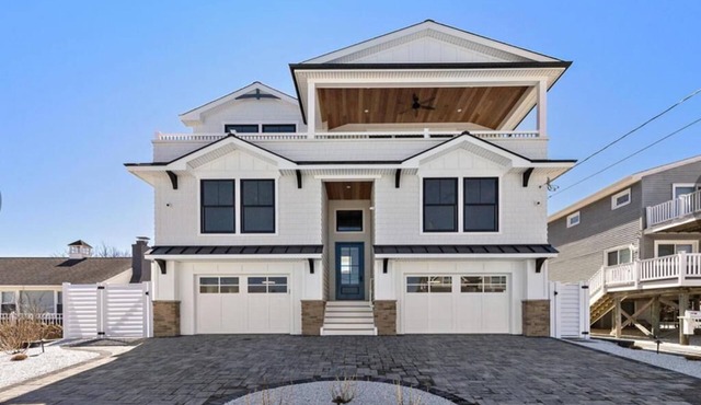 Beautiful New Luxury Construction w/a Pool!