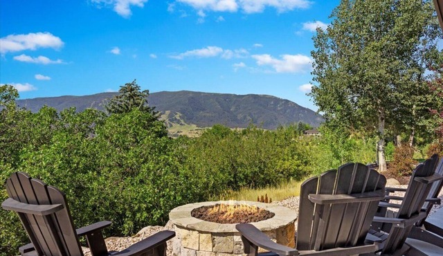 Beautiful New Modern Home/Private Hot Tub!