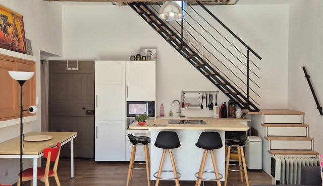 Beautiful new suite in century-old Provencal farmhouse in village center. Animal welcome