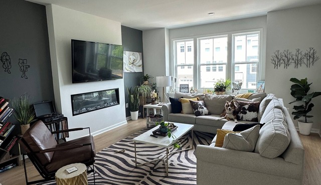 Beautiful New Townhome with Mountain Views. Close to downtown!