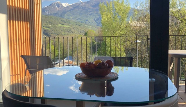 Beautiful new T2 with superb mountain views