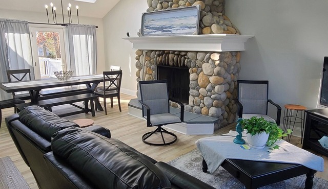 Beautiful newly renovated home with Pool, very close to beaches.