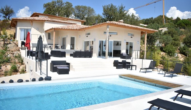 Beautiful new villa of 300 m2, sea view, pool, spa, sauna, gym