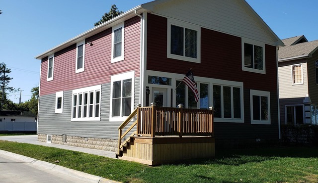 Beautiful Newer Park/Lakefront home!