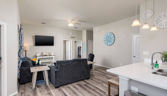 Beautiful, Newly Built Cottage Minutes to Beach