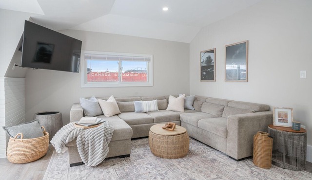 Beautiful newly renovated home w/canal view