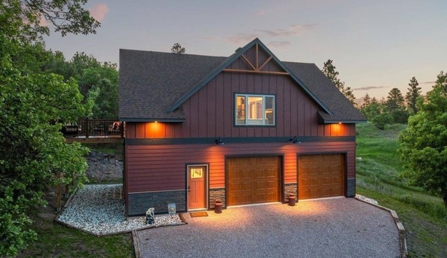 Beautiful Newly Constructed Cottage with Sauna & Views!