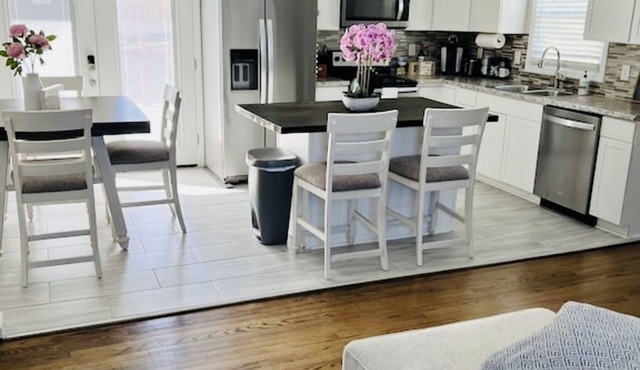 Beautiful Newly listed home, Newly Remodeled Home 5beds/sleeps 9 close to DT GSO