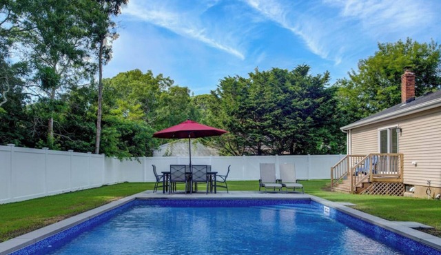 Beautiful newly renovated Hampton Bays home w/heated pool close to ocean beaches