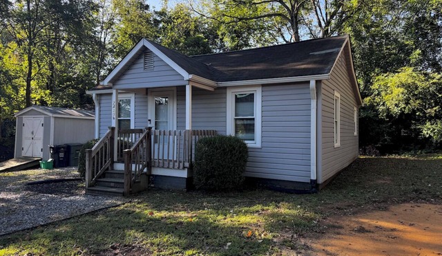 Beautiful newly remodeled fully furnished 1-bedroom guest house Concord, NC.
