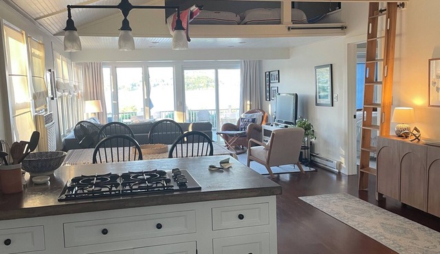 Beautiful newly renovated lake cottage near Anyelas Winery. 4 miles from Village