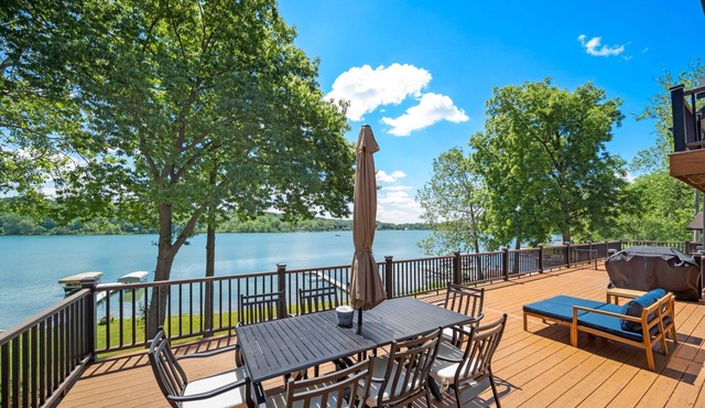 Beautiful Newly Renovated (2021) Lakefront Home Near Notre Dame