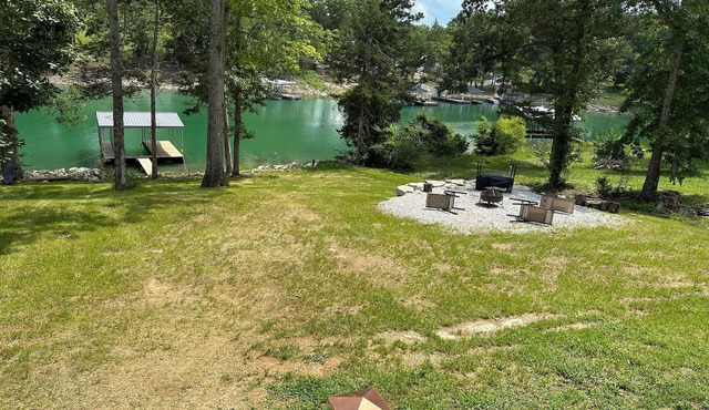 Beautiful Newly Renovated Lake House on Norris Lake minutes away from amenities!