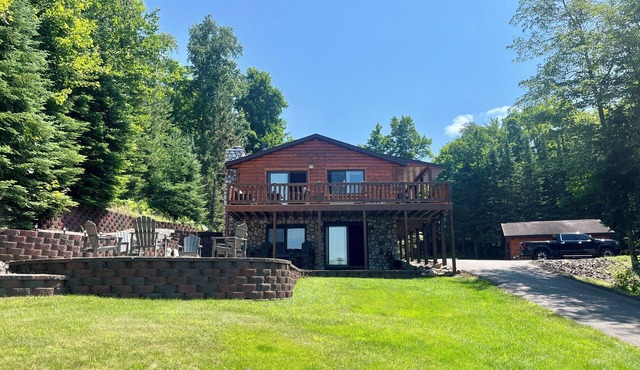 Beautiful, newly renovated log lakefront home, 3BD, 2 BA, high speed WiFi