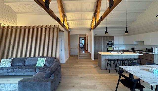 Beautiful Newly-Renovated 4BR in New Paltz 36 Acres of Privacy and a Hot Tub