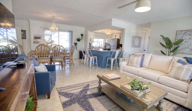 BEAUTIFUL NEWLY RENOVATED HOME IN QUIET NEIGHBORHOOD CLOSE TO SIESTA KEY BEACH!