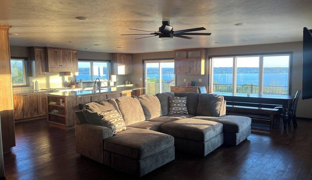 Beautiful newly renovated home overlooking Lewis and Clark lake.