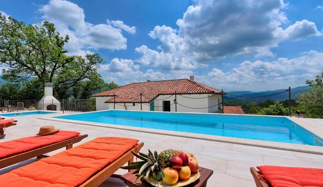 Beautiful newly renovated villa with private pools
