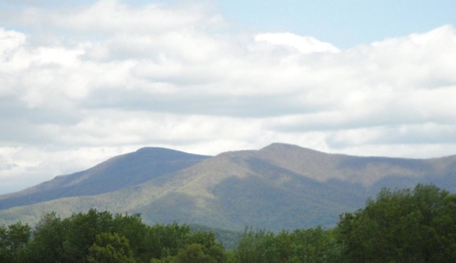 Beautiful Newly Renovated Farmhouse with Great Mountain Views