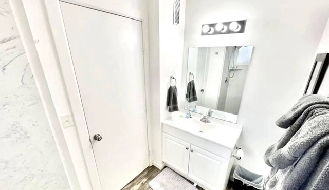 Beautiful Newly Renovated Apartment Sleeps 2 LC7