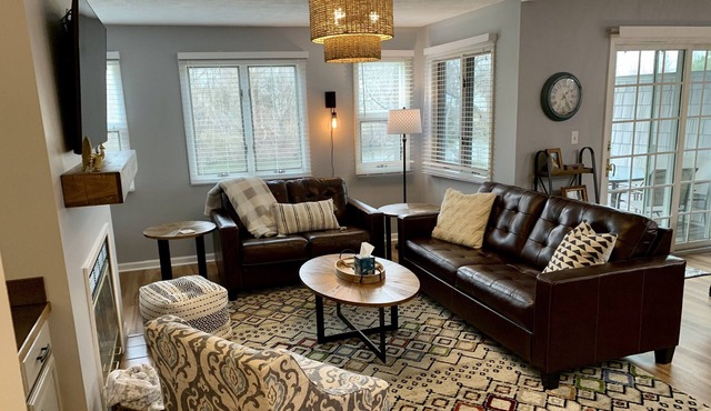 Beautiful, newly renovated condo steps from the pool and downtown entertainment!