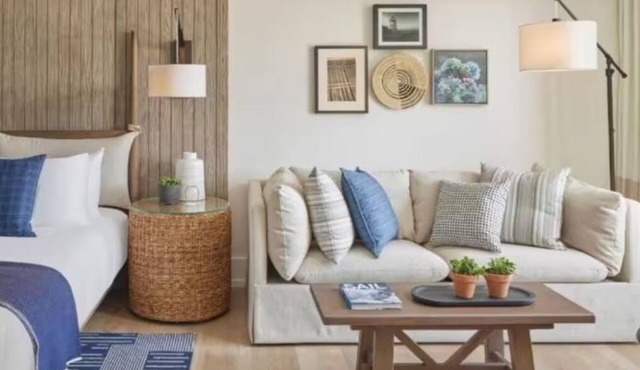 Beautiful Newport Lodging Perfect for Couple Retreat with Onsite Pool