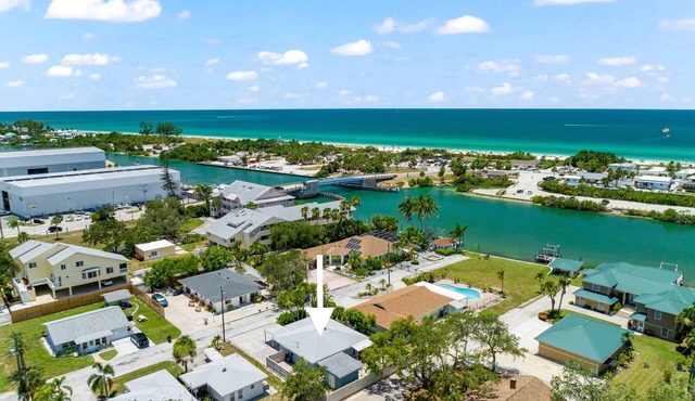 Beautiful Nokomis Beach Cottage. Walk to Beach w/Tranquil & Private Patio