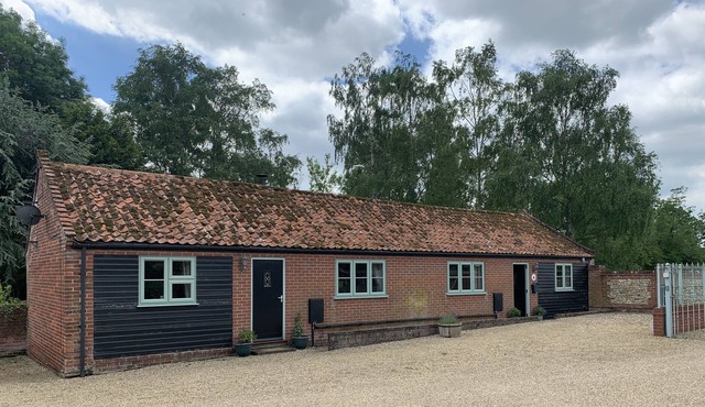 Beautiful Norfolk Flint Cottage in Rural Location