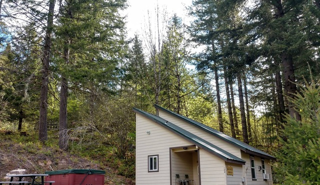 Beautiful Northwest Lodging - Bugling Elk Bungalow w/elk & nearby creek