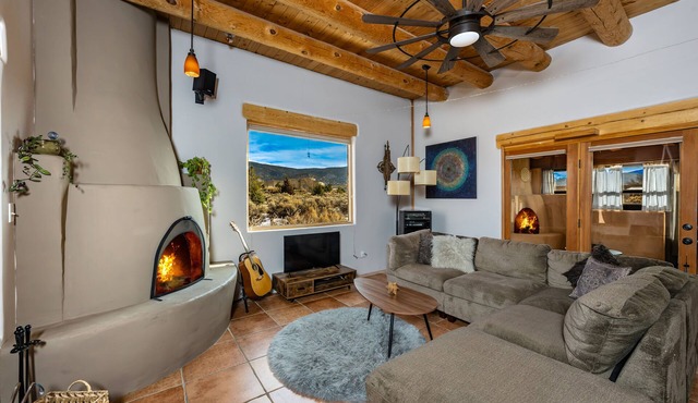 Beautiful Oasis in Taos w/Hot Tub. Great for long term stays!