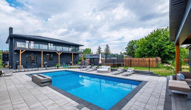 Beautiful Oasis In the city with Heated Pool