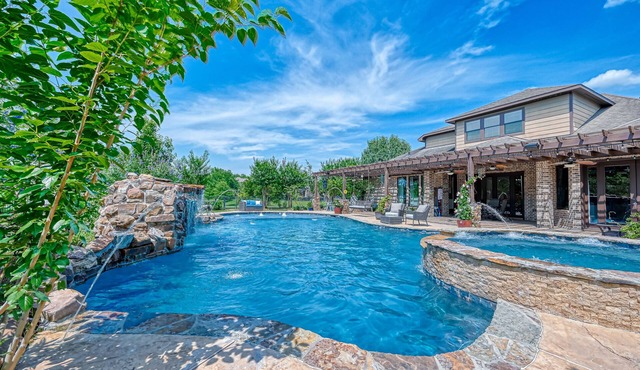 Beautiful oasis in the heart of Katy! Sit poolside or enjoy lakefront access.