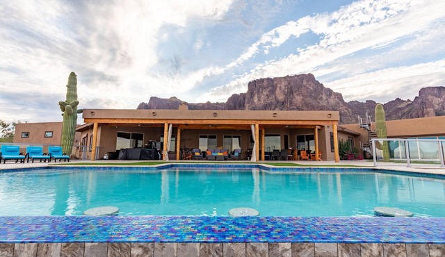 Beautiful oasis with 40' negative edge pool, swim up bar, hiking in Super. Mtns.