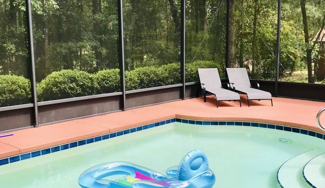 Beautiful Oasis with pool, walking distance from Rainbow river