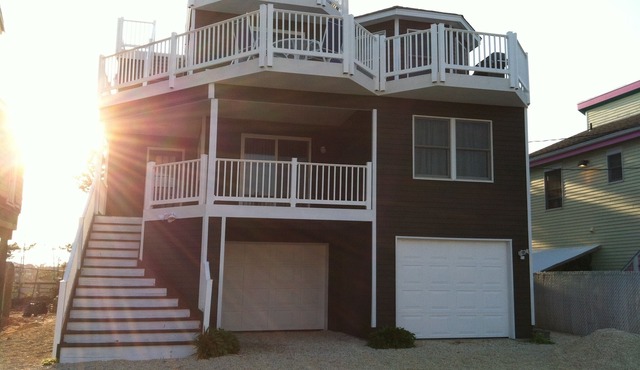 Beautiful Ocean & Bay Views - 3 Decks, 2 MBR Suites, 2 LRs, park/playground