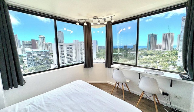 Beautiful OCEAN & CANAL View - Renovated - Waikiki Studio