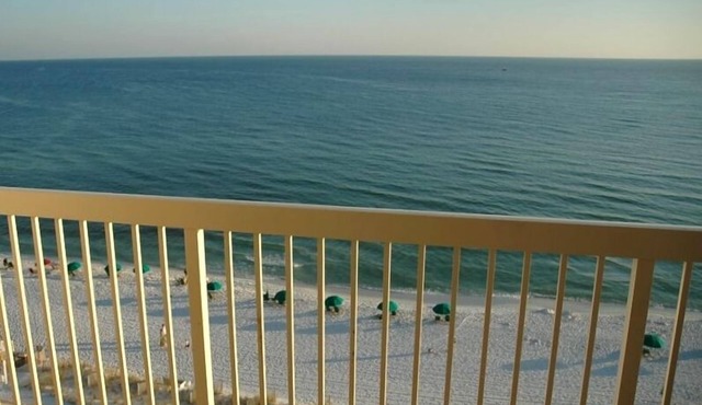 Beautiful ocean Front Condo, family friendly Paradise