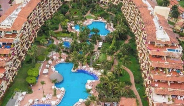 Beautiful Ocean Front Condo with 3 bedrooms and 2 bathroom 5 star hotel