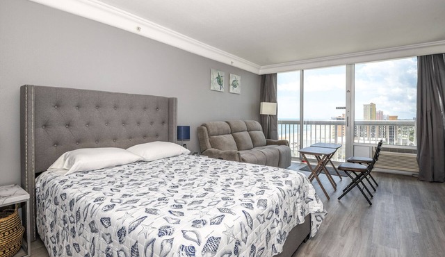 🏖️Beautiful Ocean Views🏝️ Clean room with small balcony