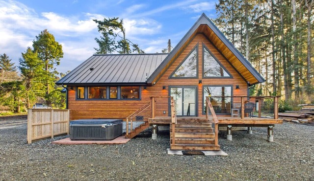 Beautiful Ocean View Cabin and Hot Tub!
