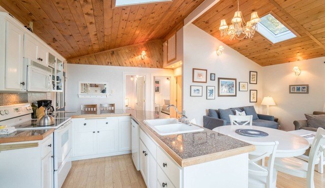 Beautiful Ocean View Cottage at Beverly Beach