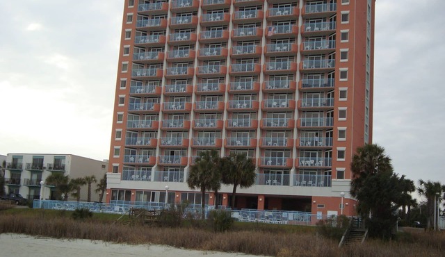 Beautiful, Oceanfront Free WiF. Come watch the dolphins swim by!
