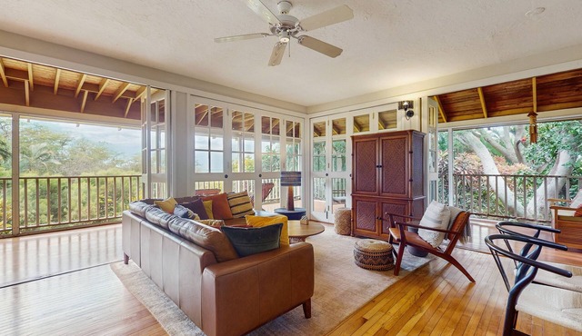 Beautiful oceanfront condo with lanai, pool, beach access, & washer/dryer