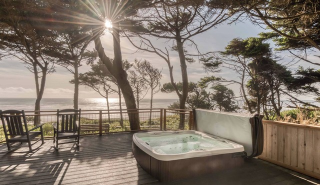 Beautiful oceanfront home in Depoe Bay w/hot tub & direct beach access!