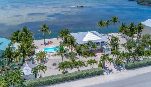 Beautiful Oceanfront Home on Ramrod Key - Three Lots, Dock & Poolside Tiki Bar