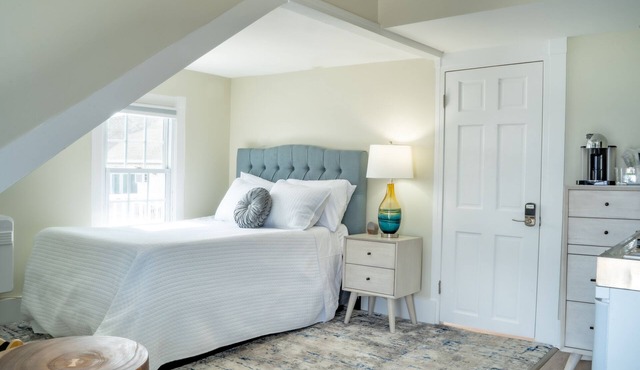 Beautiful oceanfront views with kitchenette and private deck!