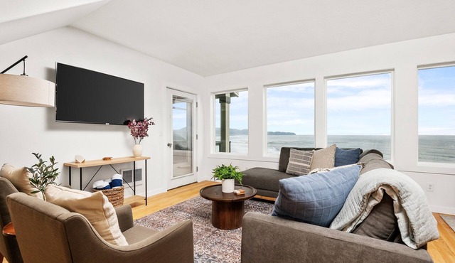 Beautiful Oceanside Retreat: 7 Bedrooms, Hot Tub, Views, Sleeps Big Groups